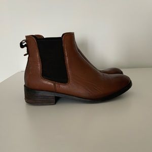 Casual ankle booties